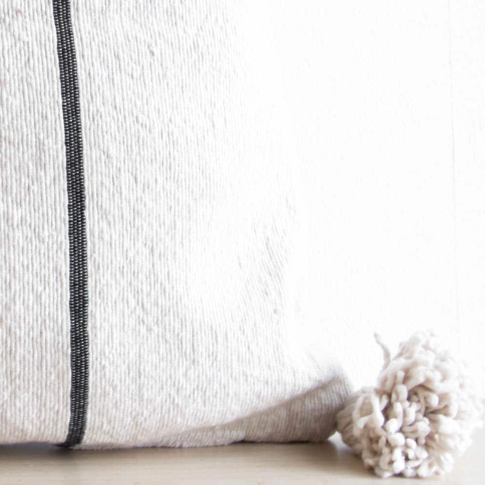 Beiges Pompom Kissen Beiges Pompom Kissen