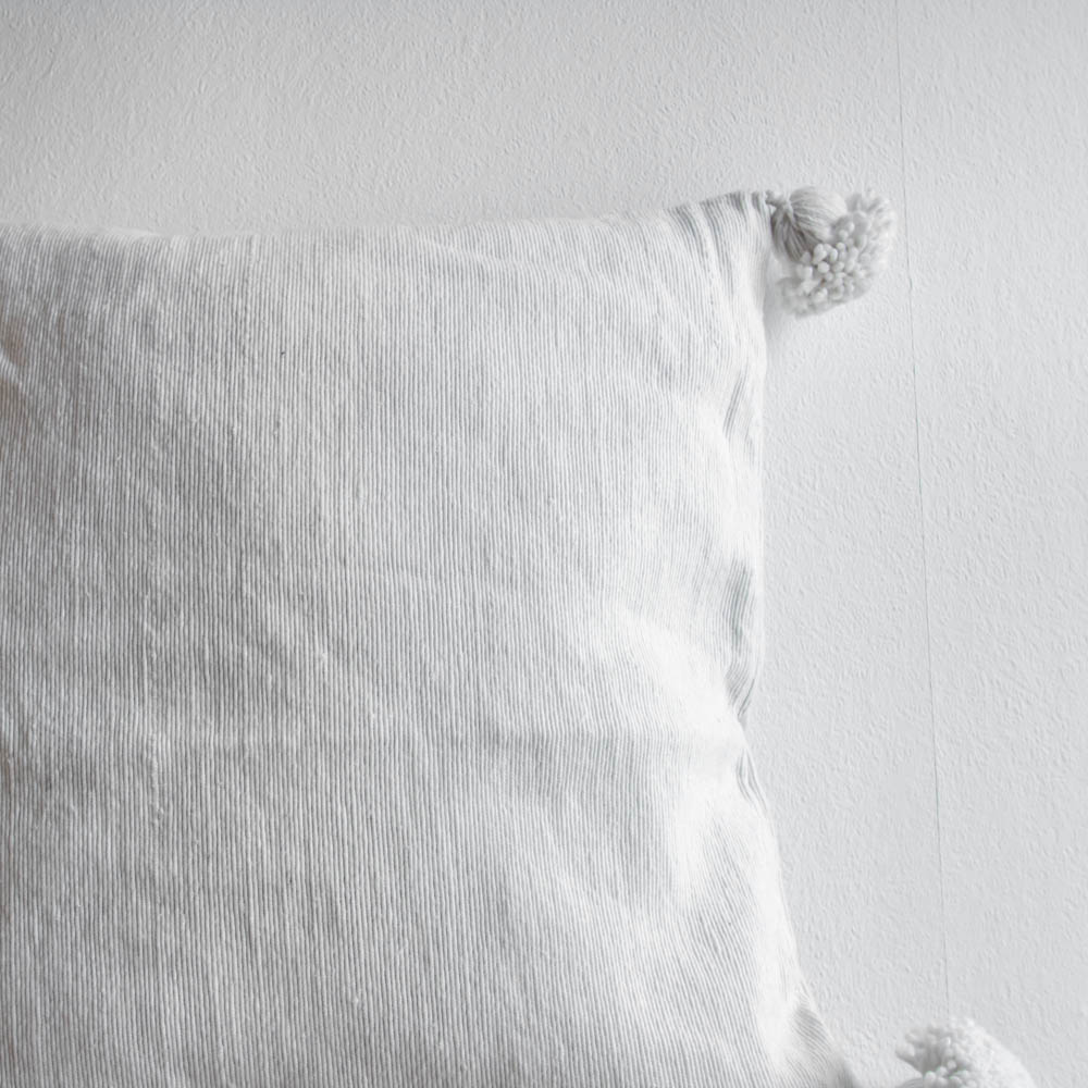 Weißes Pompom Kissen Weißes Pompom Kissen