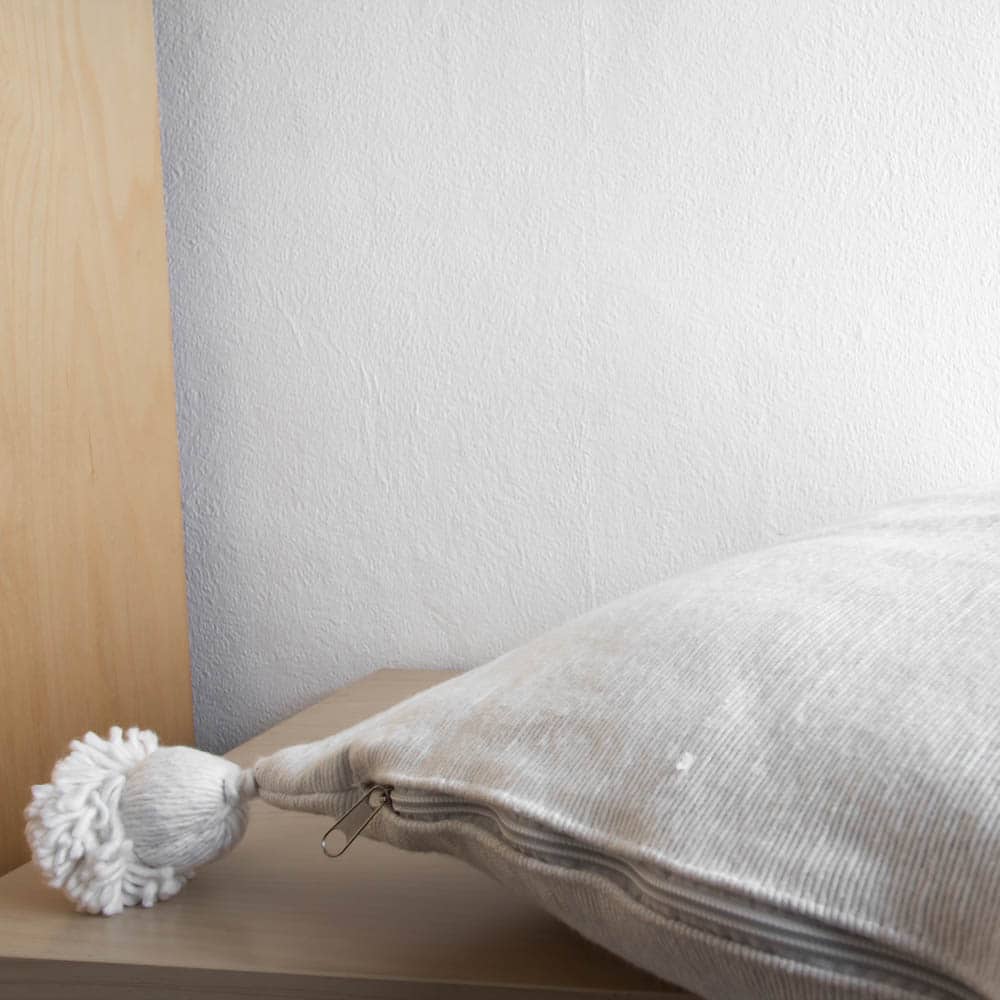 Weißes Pompom Kissen Weißes Pompom Kissen