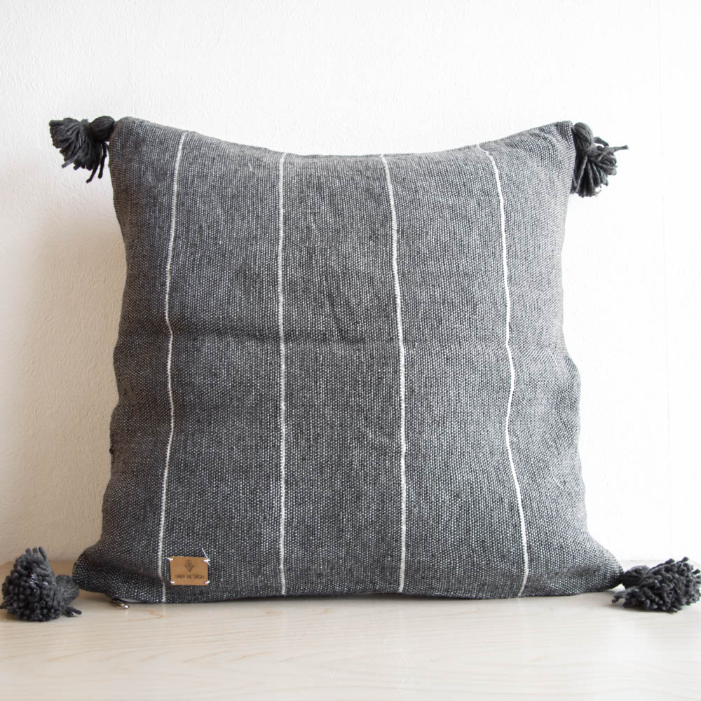 Graues Pompom Kissen mit Silberstreifen Graues Pompom Kissen mit Silberstreifen