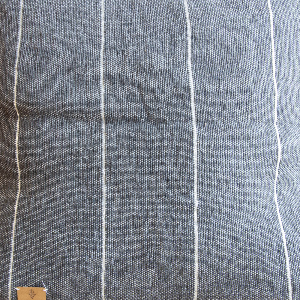 Graues Pompom Kissen mit Silberstreifen Graues Pompom Kissen mit Silberstreifen