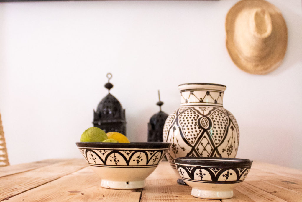 Marokkanisches Geschirr in schwarz weiß