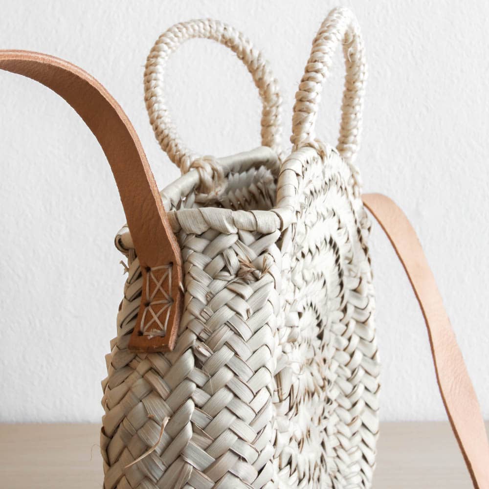 Runde Korbtasche mit Lederhenkel Runde Korbtasche mit Lederhenkel