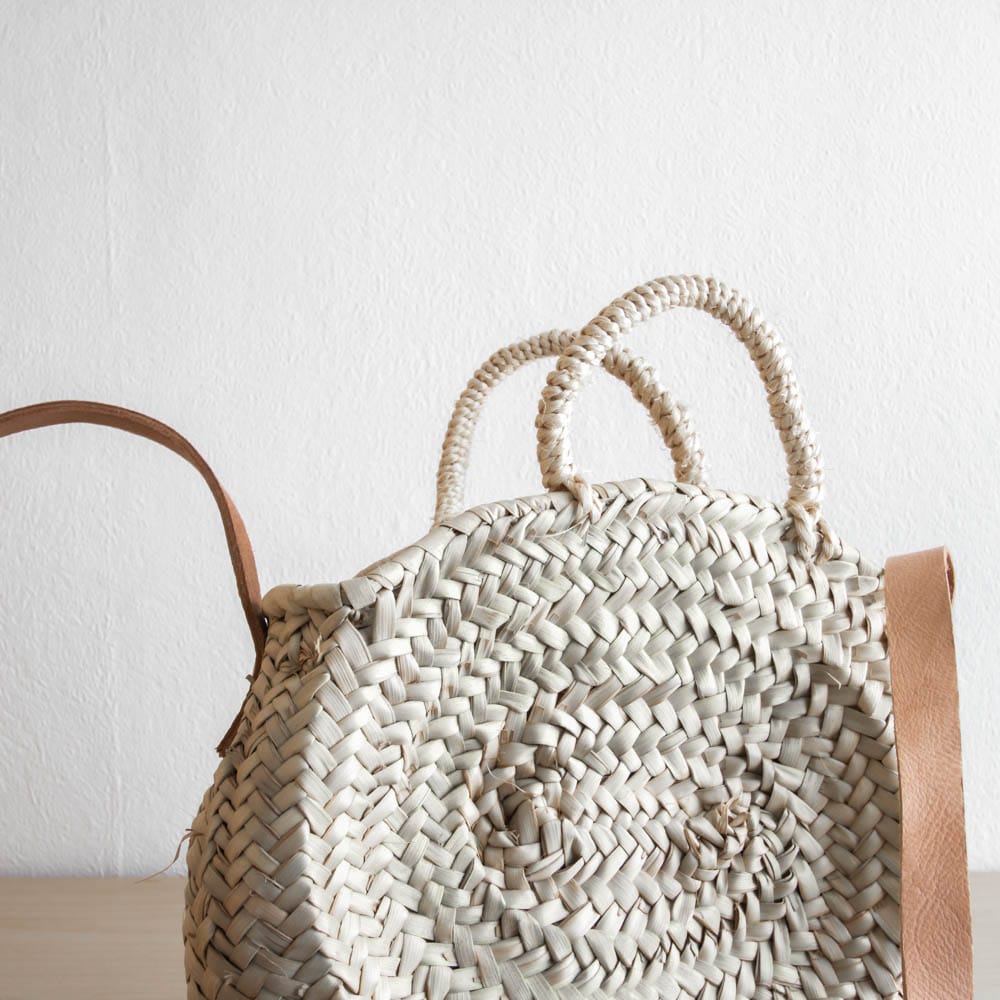 Runde Korbtasche mit Lederhenkel Runde Korbtasche mit Lederhenkel