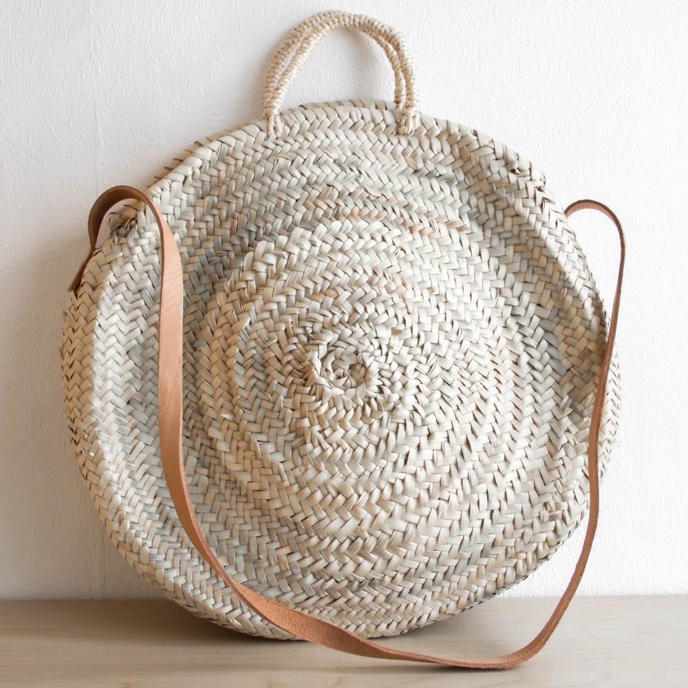 Runde Korbtasche mit Lederhenkel Runde Korbtasche mit Lederhenkel