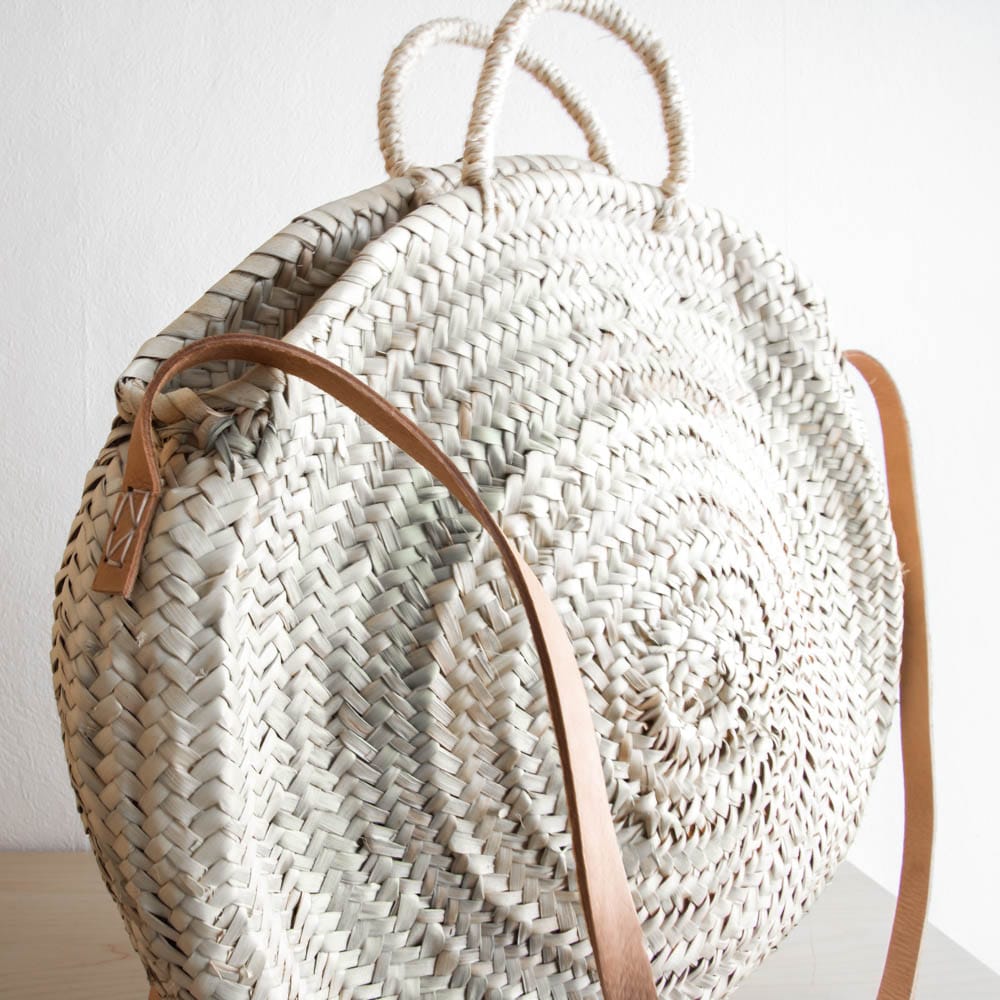 Runde Korbtasche mit Lederhenkel Runde Korbtasche mit Lederhenkel