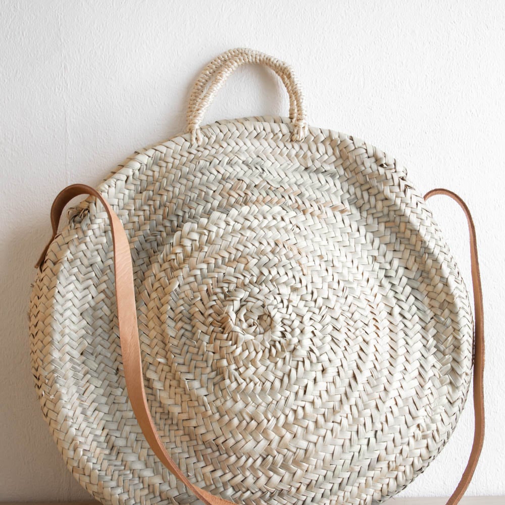 Runde Korbtasche mit Lederhenkel Runde Korbtasche mit Lederhenkel
