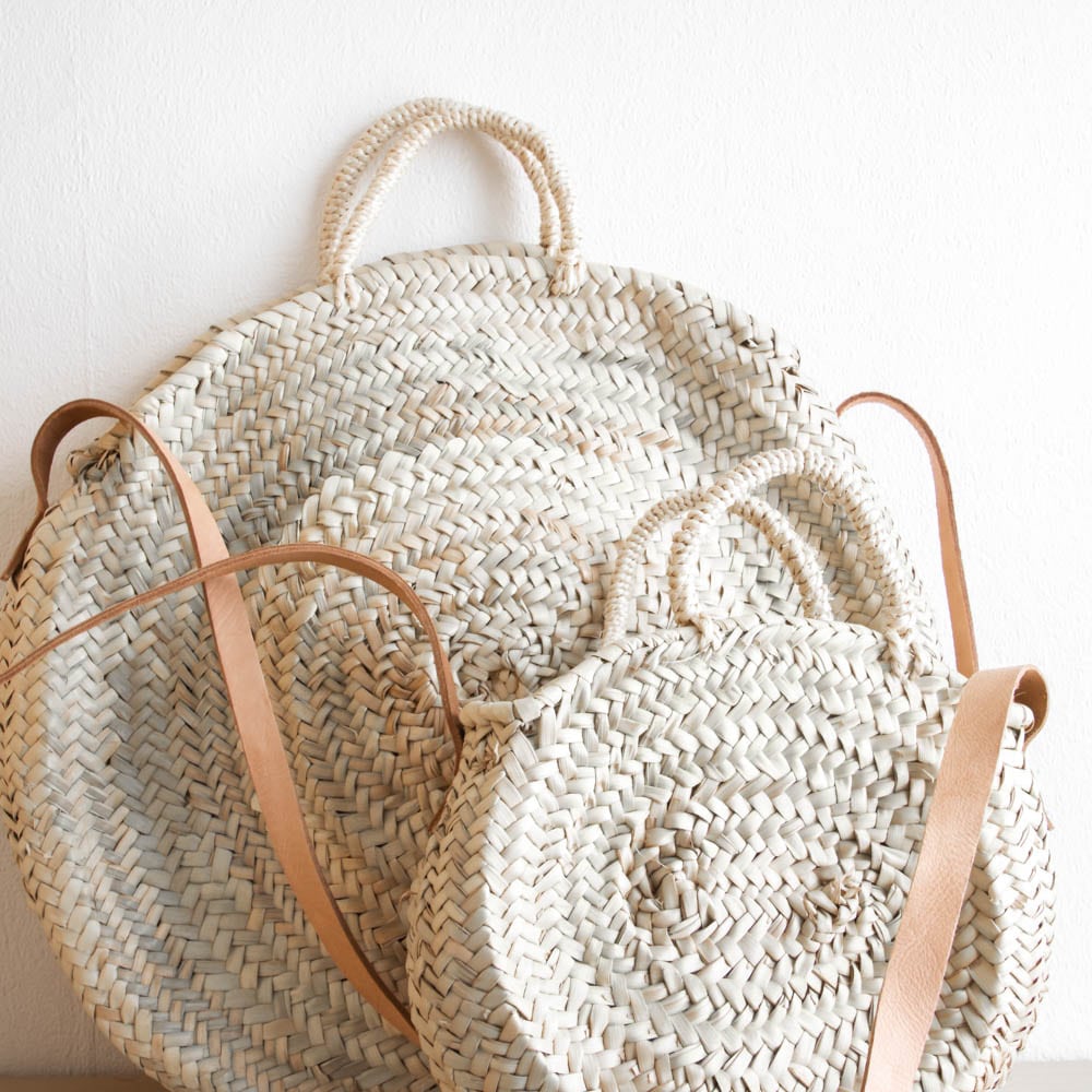 Runde Korbtasche mit Lederhenkel Runde Korbtasche mit Lederhenkel