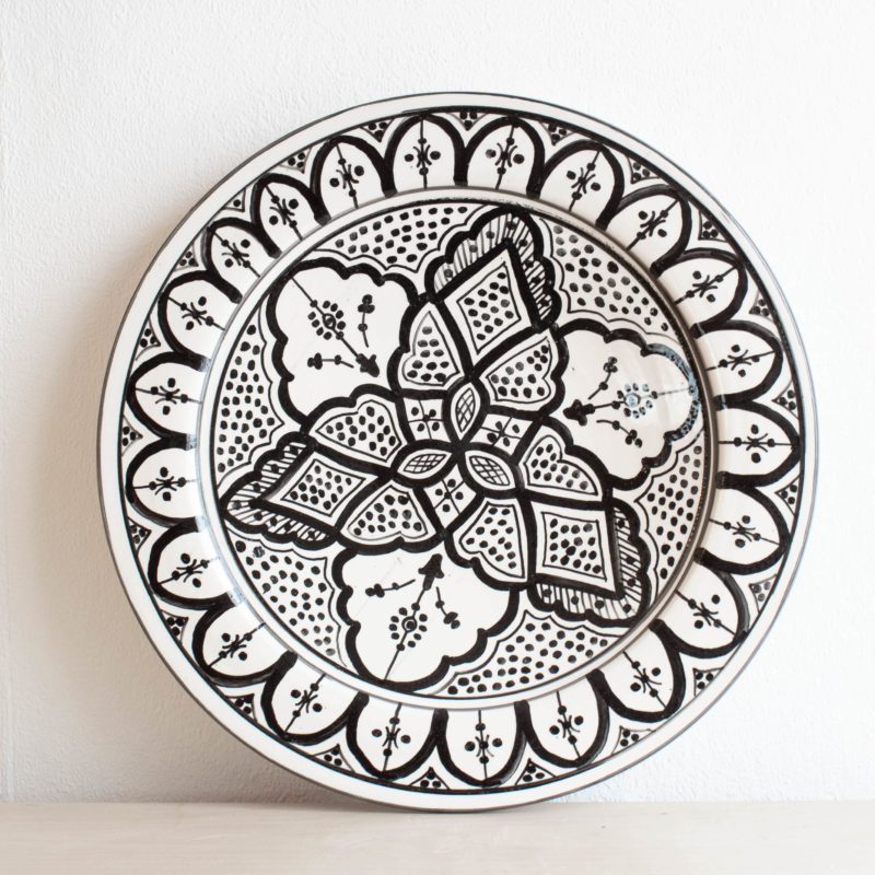 Marokkanische Platte ORIENT in schwarz weiß. Modernes Geschirr in schwarz-weiß.