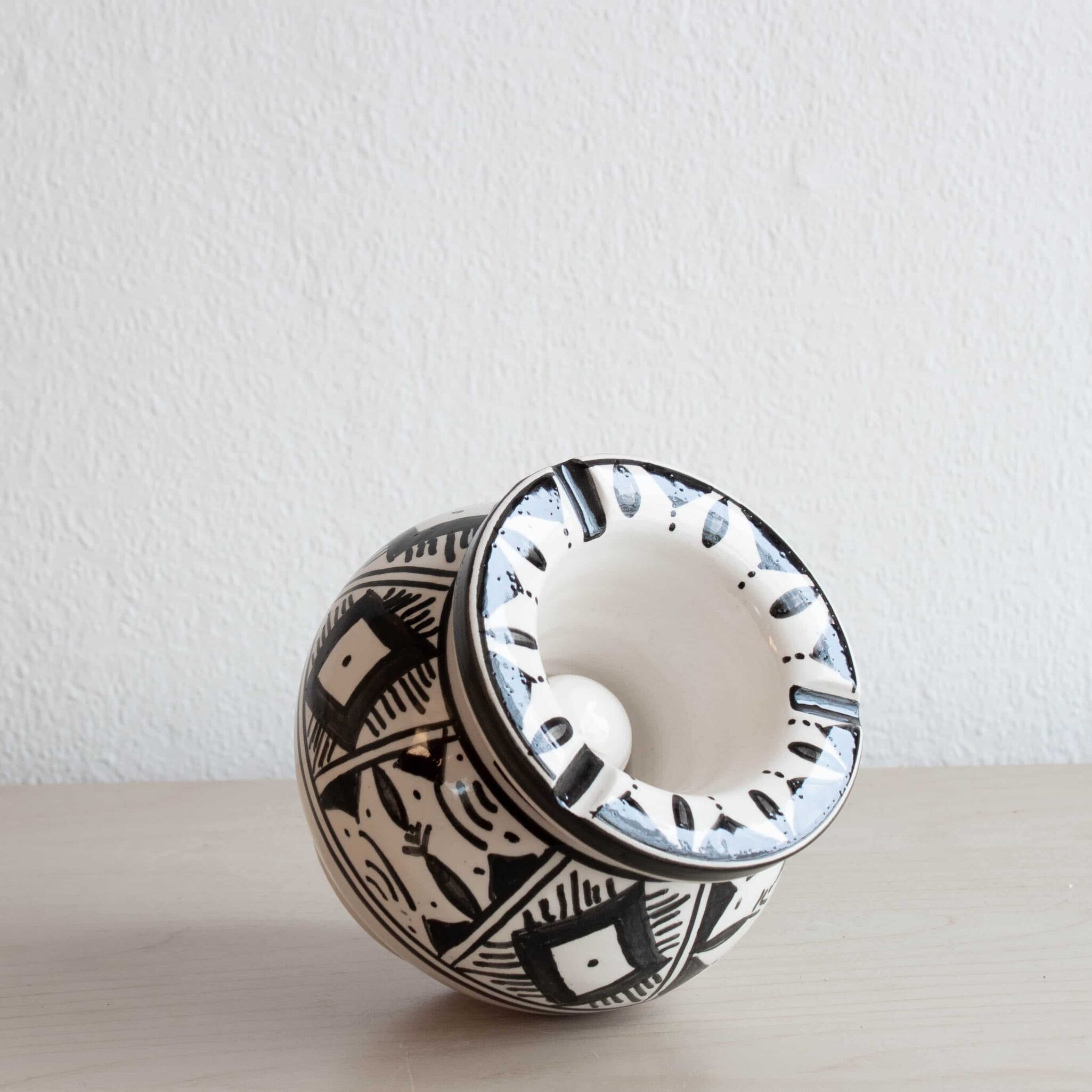 Marokkanischer Aschenbecher TFAYA in schwarz weiß Marokkanischer Aschenbecher TFAYA in schwarz weiß