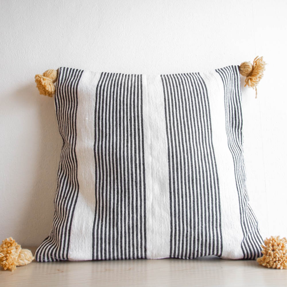 Pompom Kissen ASFARI schwarz weiร mit senfgelben Tasseln Pompom Kissen ASFARI schwarz weiร mit senfgelben Tasseln