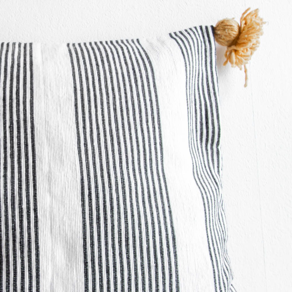 Pompom Kissen ASFARI schwarz weiร mit senfgelben Tasseln Pompom Kissen ASFARI schwarz weiร mit senfgelben Tasseln