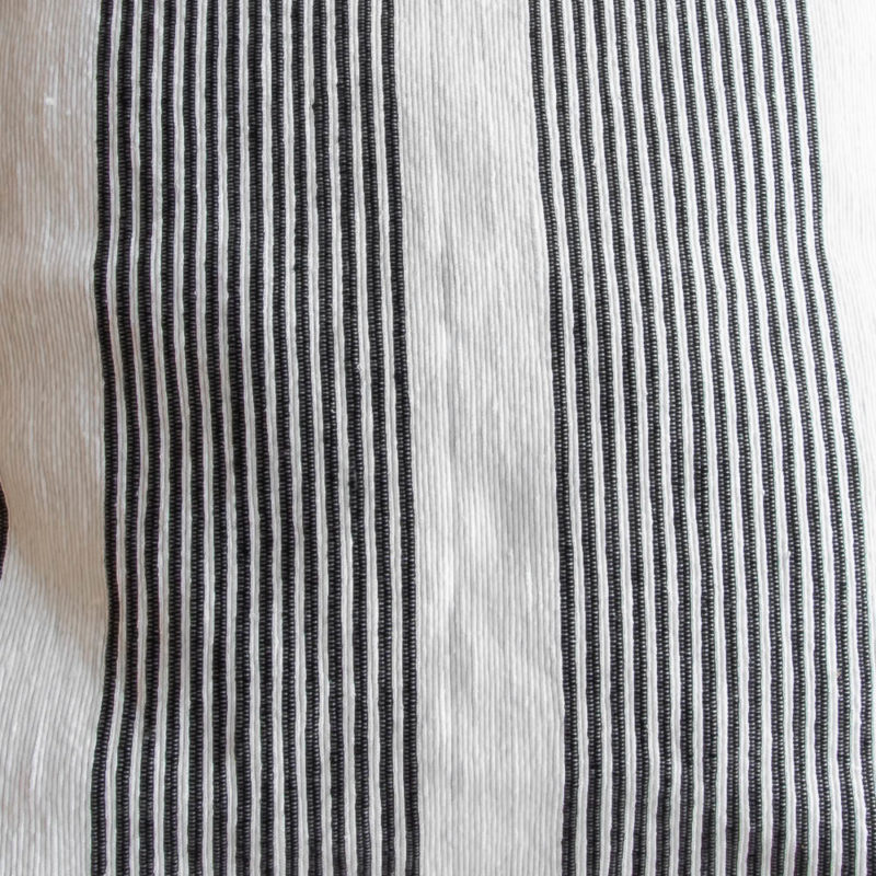 Pompom Kissen ASFARI schwarz weiß mit senfgelben Tasseln