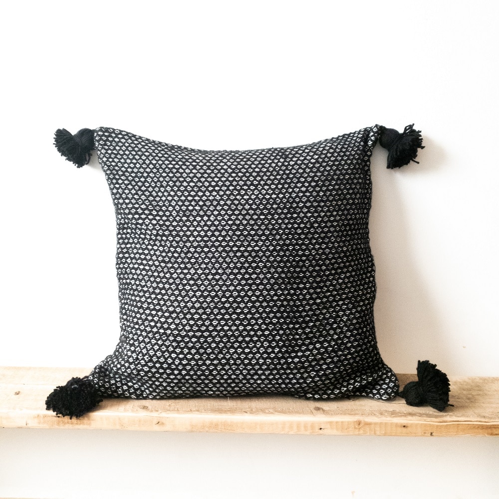 Handgewebtes weiร schwarzes Pom pom Kissen Handgewebtes weiร schwarzes Pom pom Kissen