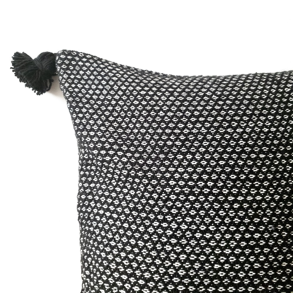 Handgewebtes weiร schwarzes Pom pom Kissen Handgewebtes weiร schwarzes Pom pom Kissen