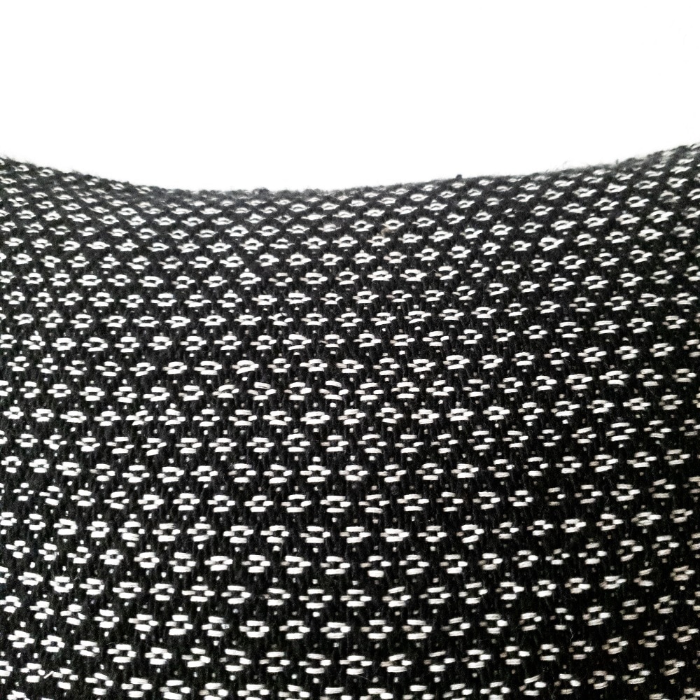 Handgewebtes weiร schwarzes Pom pom Kissen Handgewebtes weiร schwarzes Pom pom Kissen