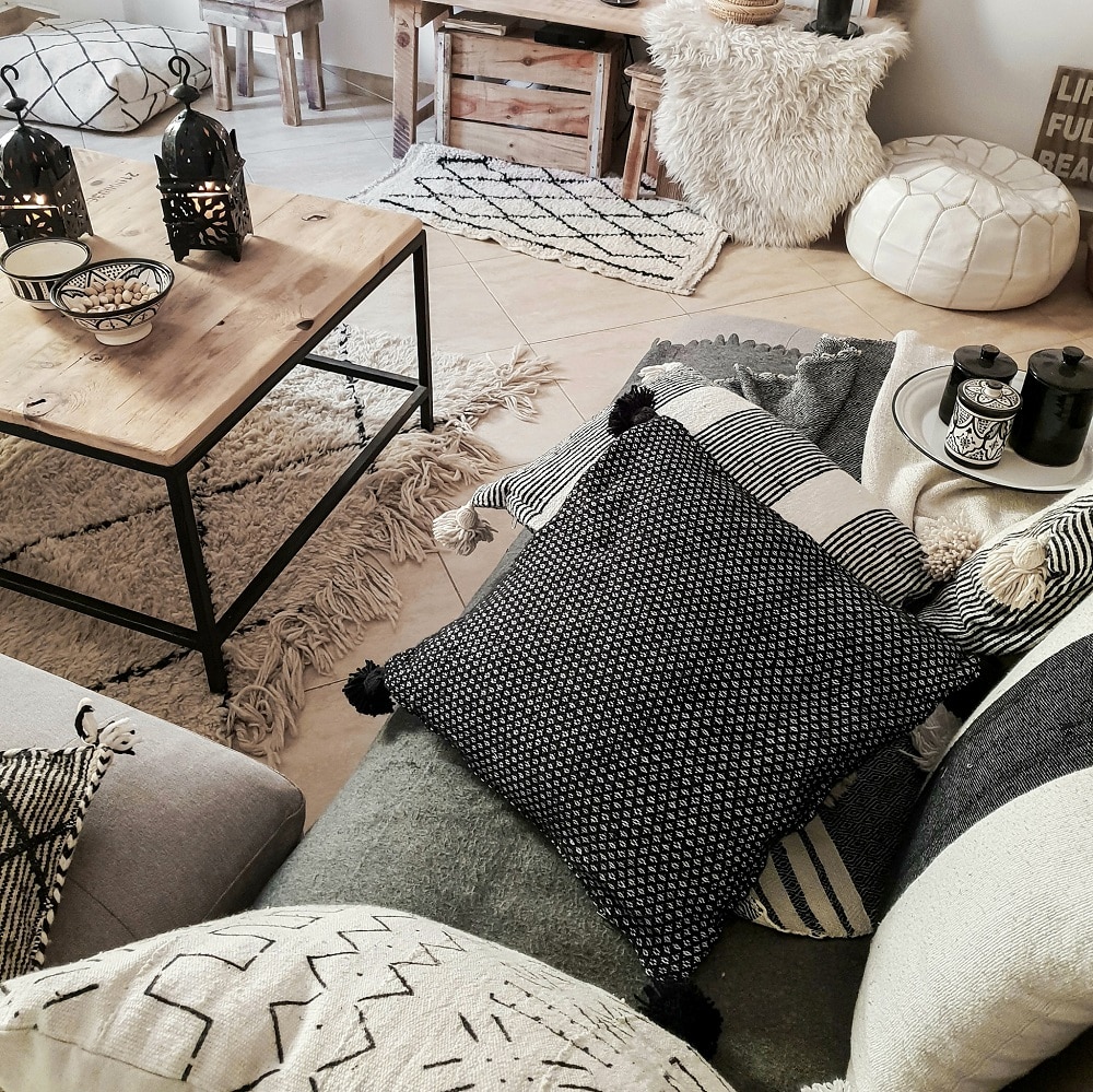 Handgewebtes weiร schwarzes Pom pom Kissen Handgewebtes weiร schwarzes Pom pom Kissen