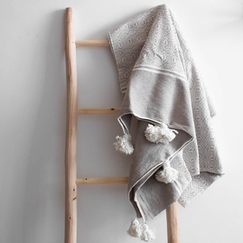 Gemusterte Pompom Decke in sand-weiß