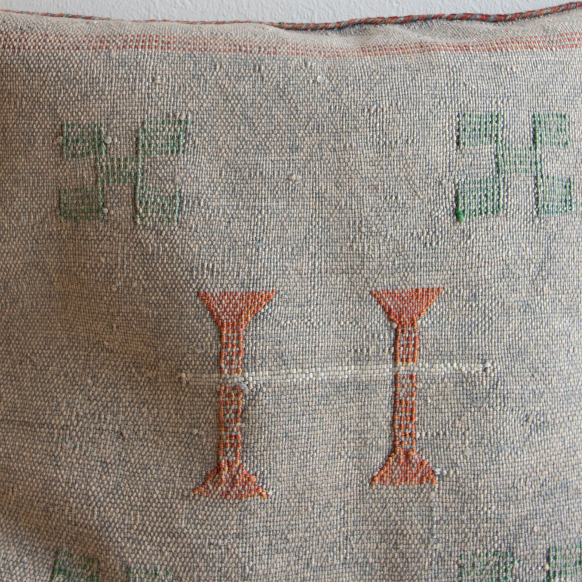 Sabra Kissen aus Kaktusseide grau Sabra Kissen aus Kaktusseide grau