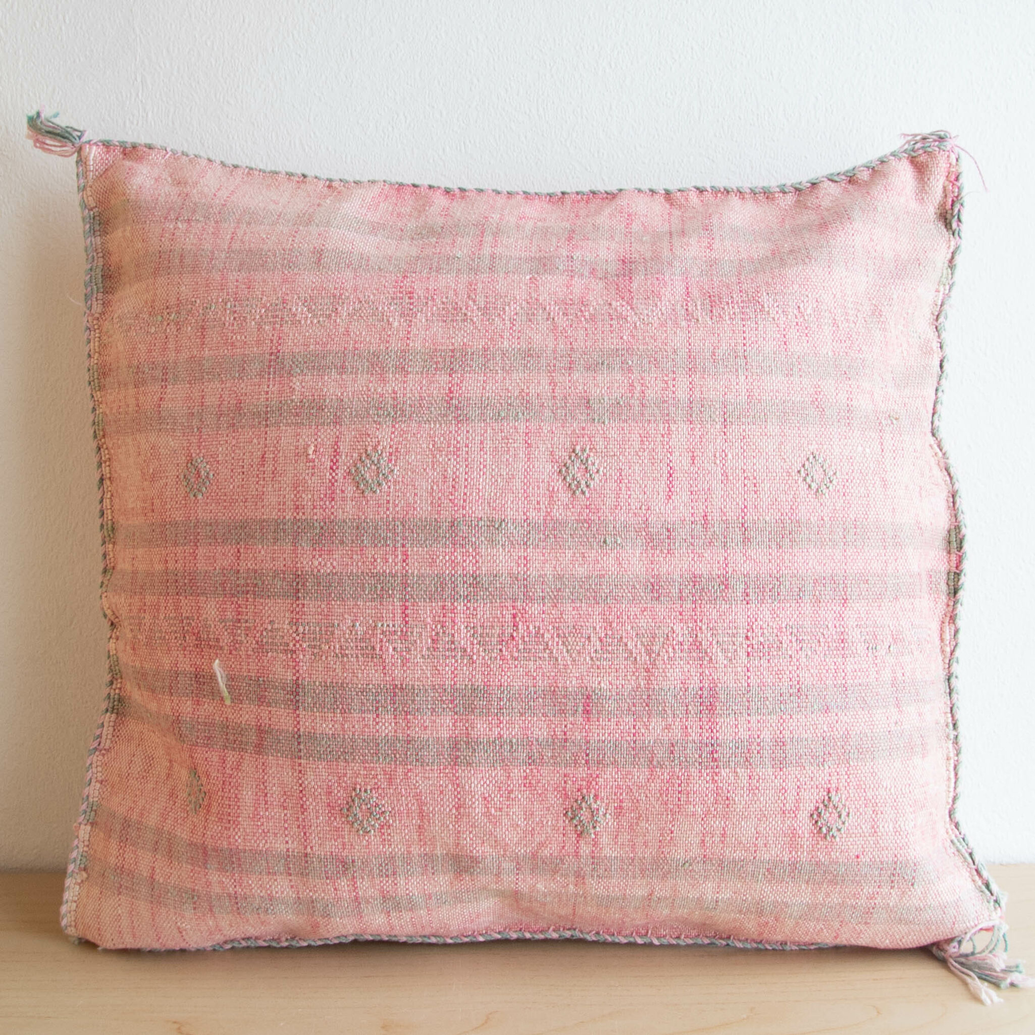 Sabra Kissen aus Kaktusseide rosa Sabra Kissen aus Kaktusseide rosa