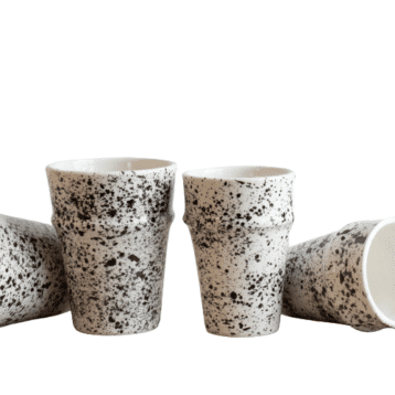 Schwarz weiß gesprenkelte Tassen aus Steingut SPLASH