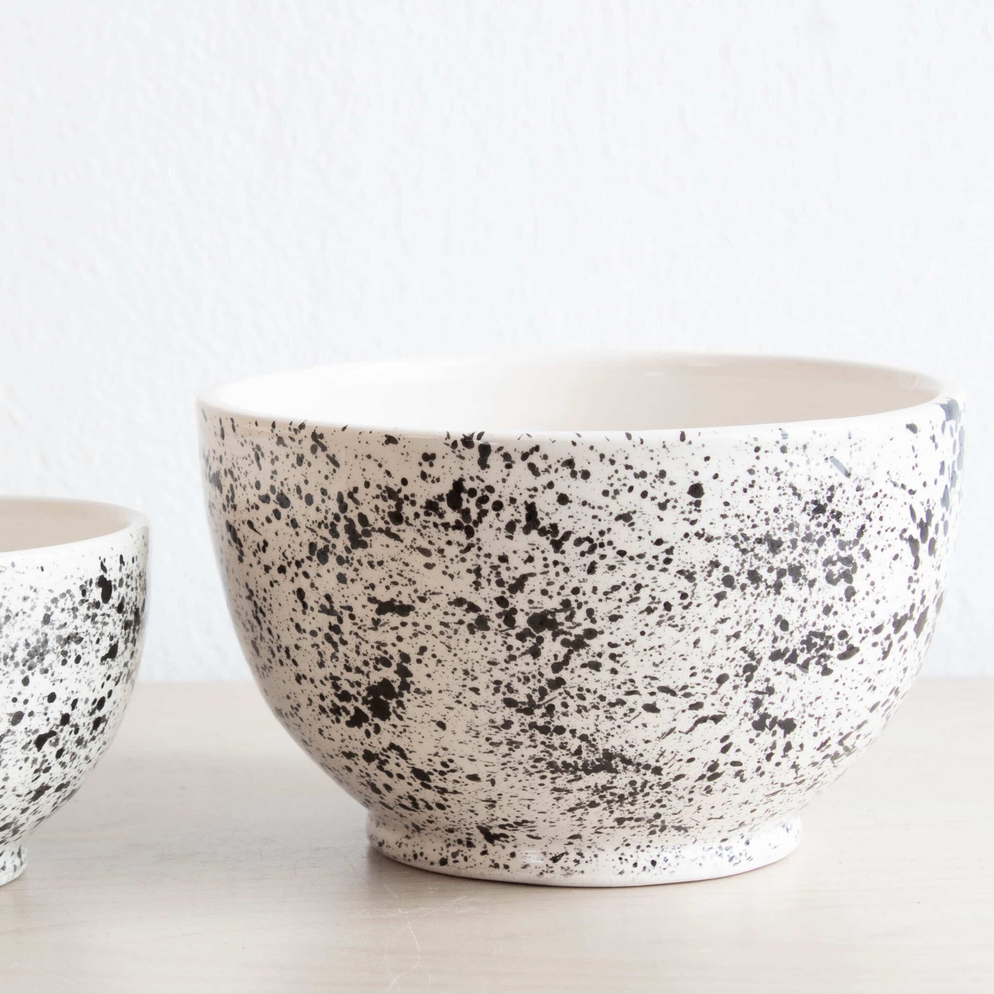 Gesprenktelte Schalen SPLASH in schwarz weiß Gesprenktelte Schalen SPLASH in schwarz weiß
