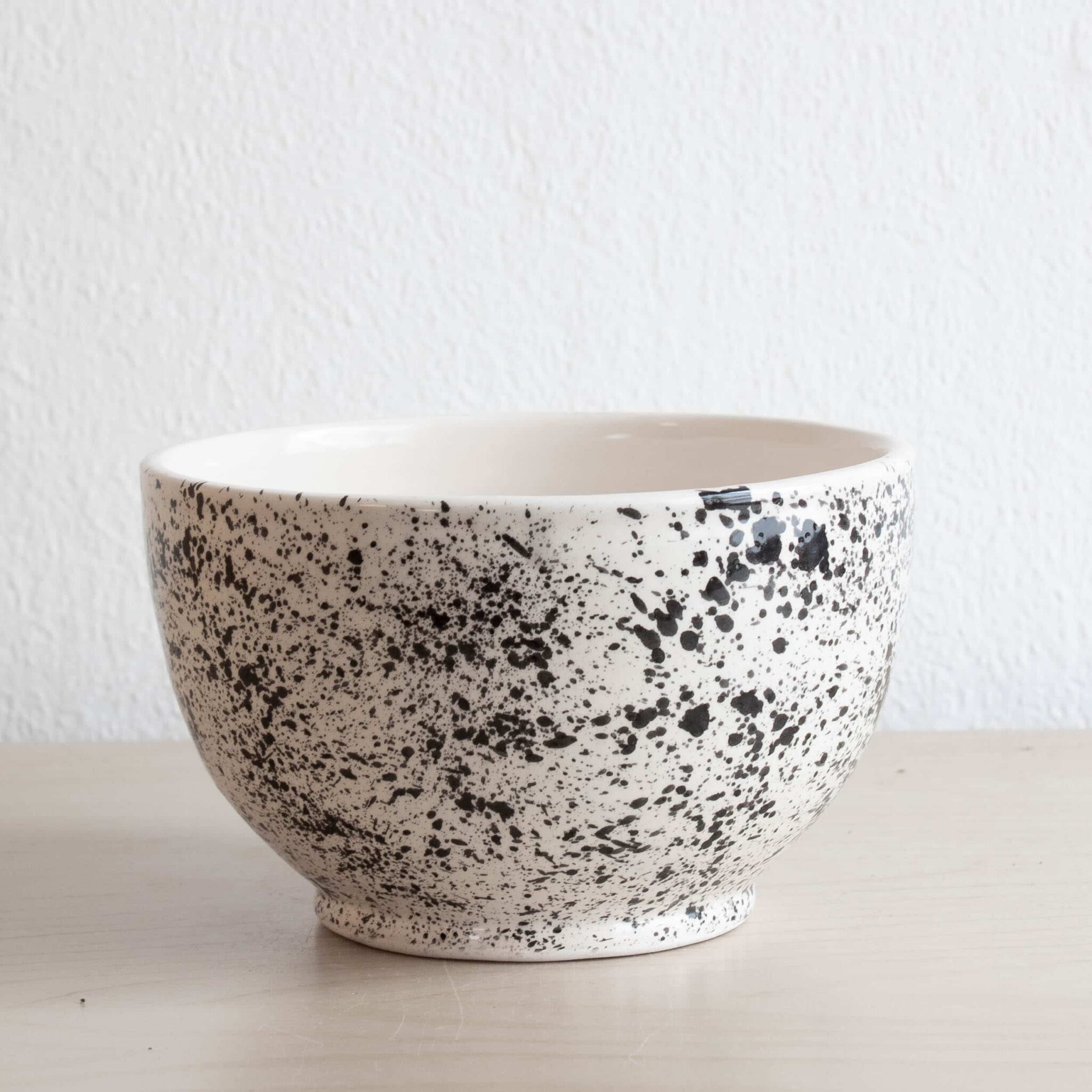 Gesprenktelte Schalen SPLASH in schwarz weiß Gesprenktelte Schalen SPLASH in schwarz weiß