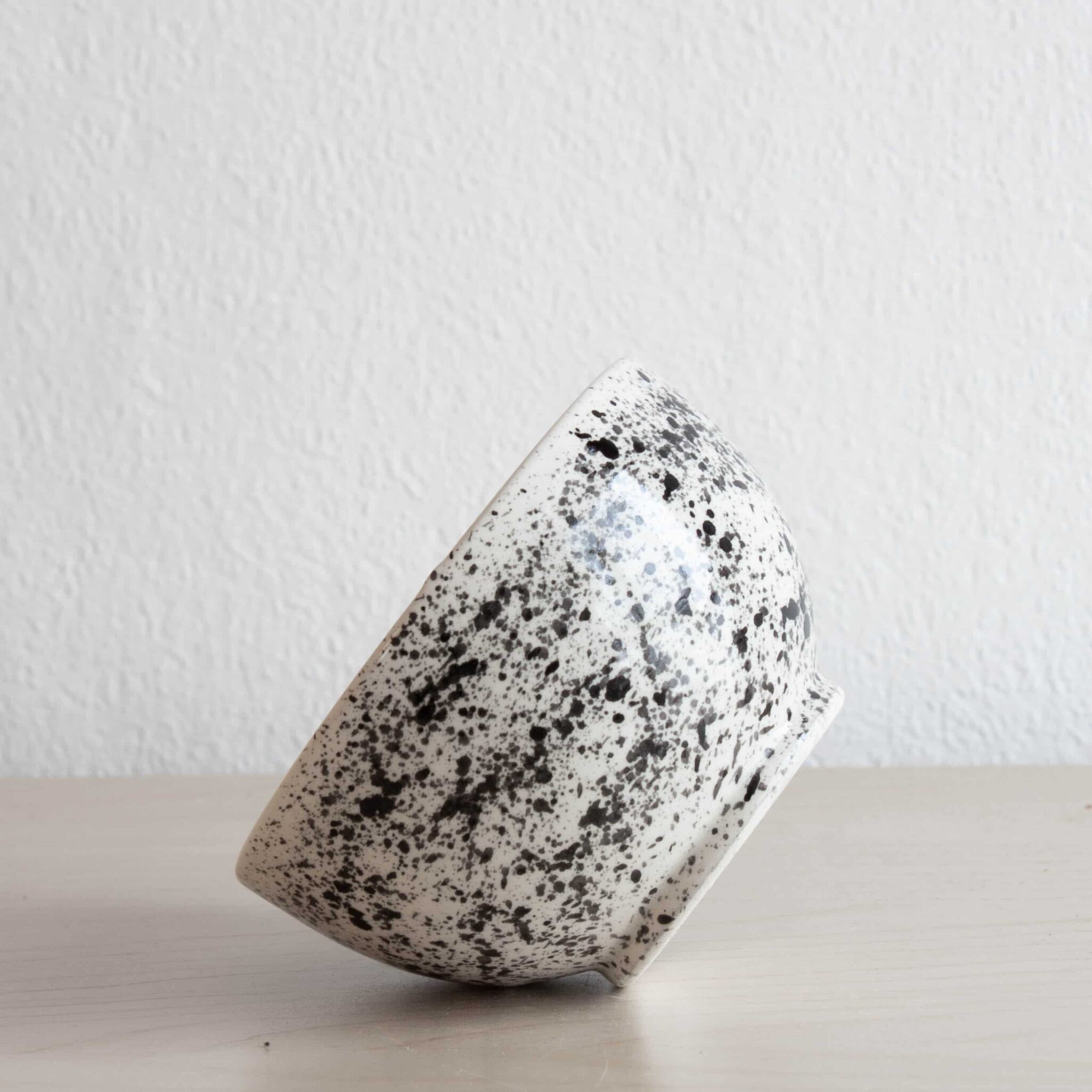 Gesprenktelte Schalen SPLASH in schwarz weiß Gesprenktelte Schalen SPLASH in schwarz weiß