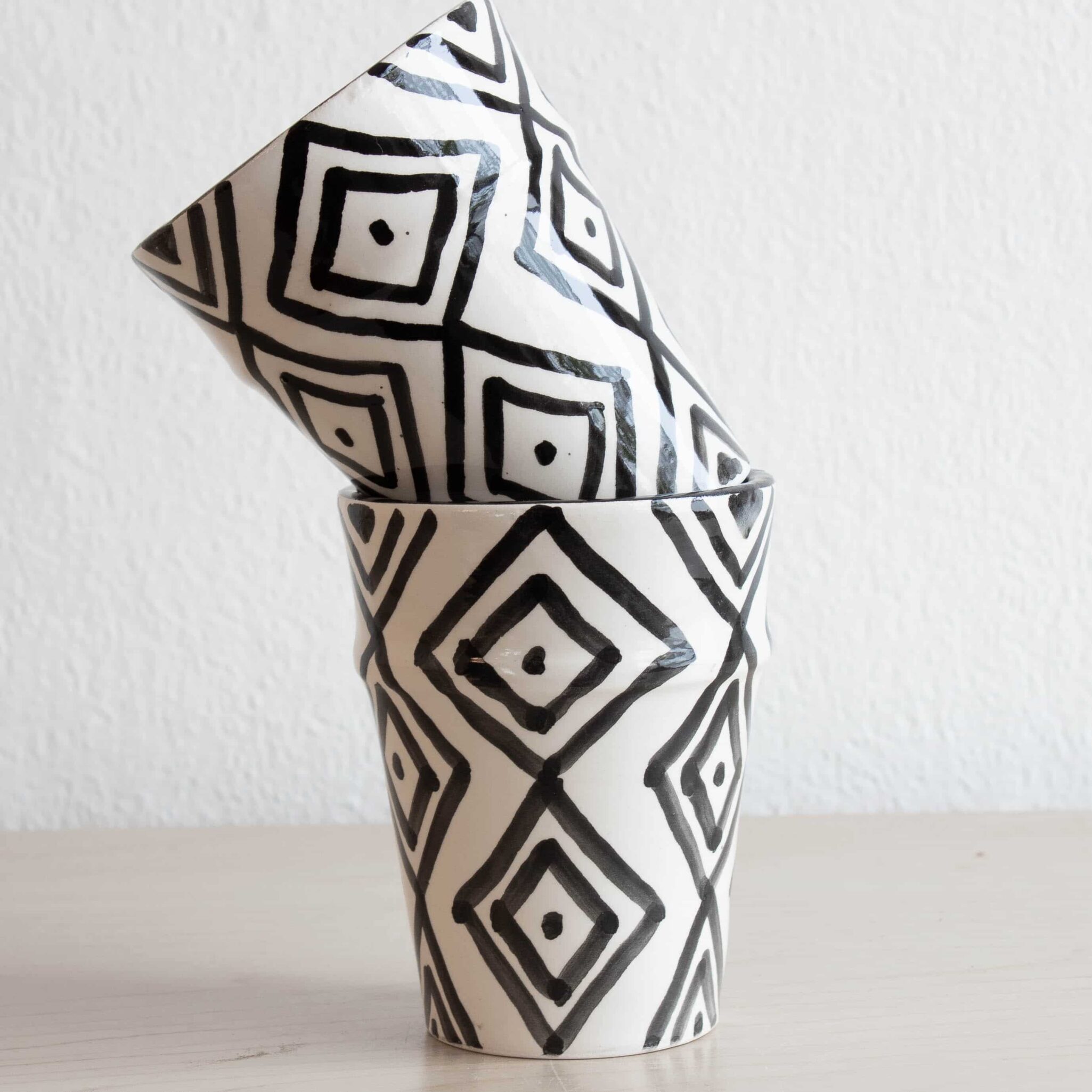 Marokkanische Tassen TARGET mit geometrischem Muster in schwarz weiß Marokkanische Tassen TARGET mit geometrischem Muster in schwarz weiß