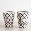 Tassen mit geometrischem Muster in schwarz weiß