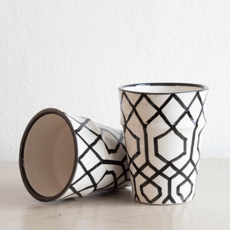 Tassen mit geometrischem Muster in schwarz weiß