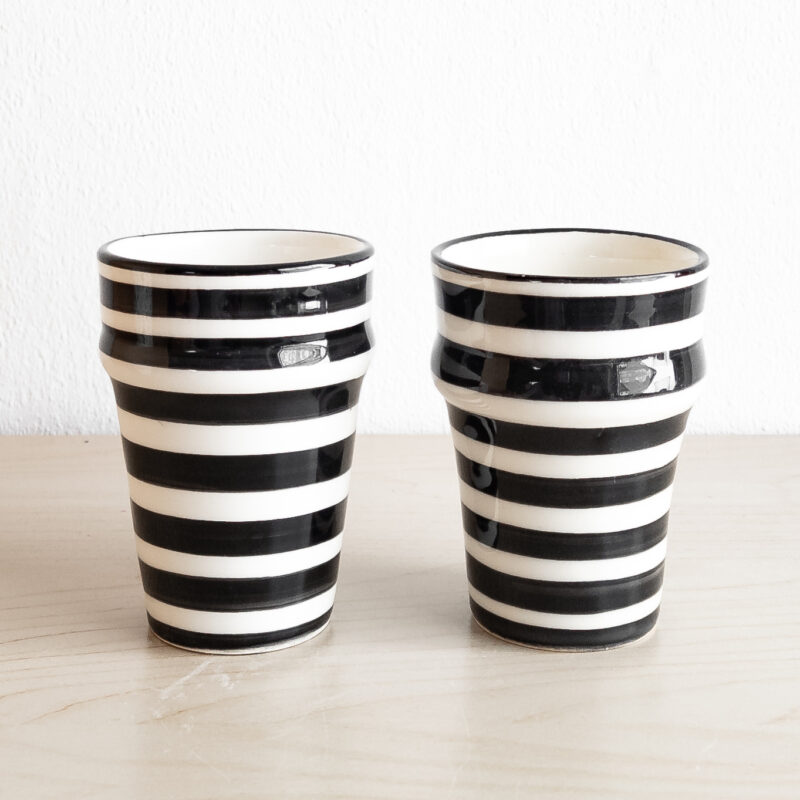 Schwarz-weiß gestreifte Becher STRIPE 2er-Set (1)