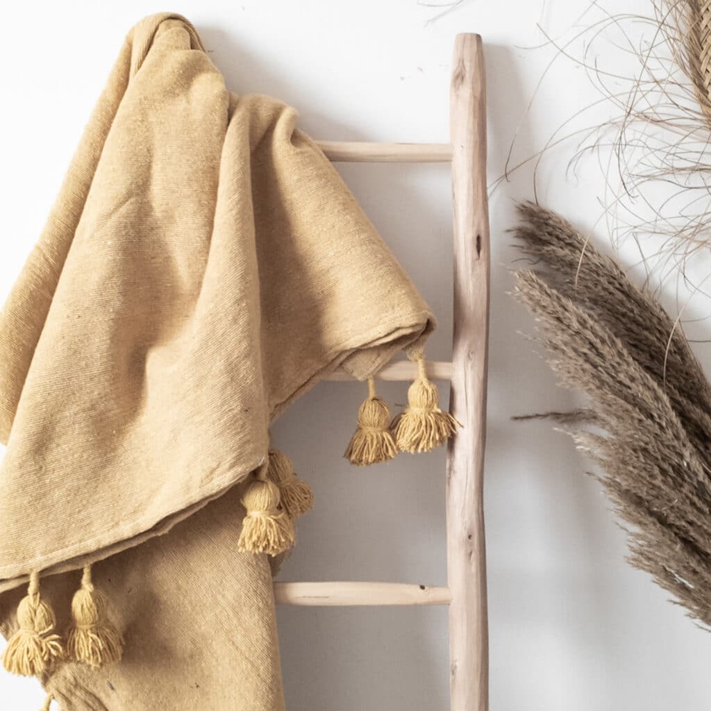 Senfgelbe Pompom Tagesdecke • Orientalische Deko aus Marokko