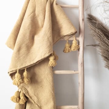 Senfgelbe Pompom Tagesdecke • Orientalische Deko aus Marokko