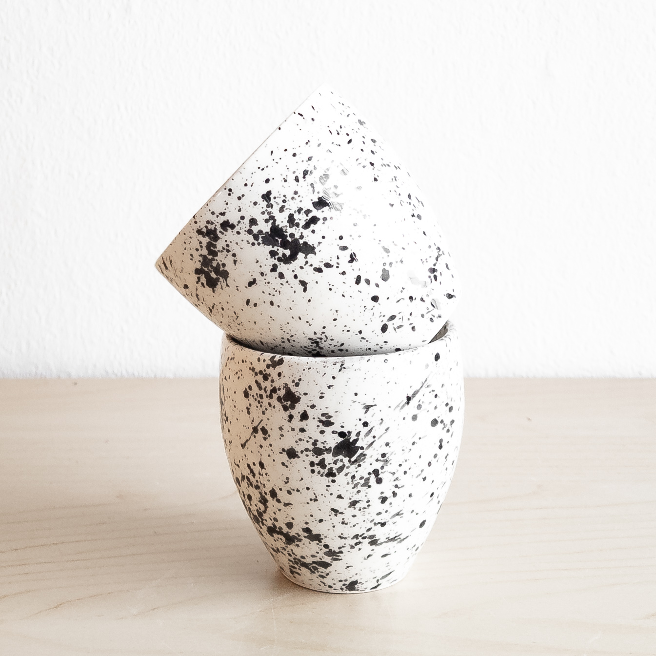 Tassen im 2er Set schwarz-weiß gesprenkelt (2) Tassen im 2er Set schwarz-weiß gesprenkelt (1)