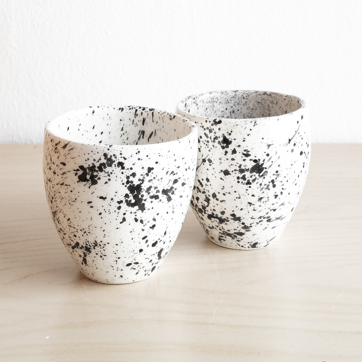 Tassen im 2er Set schwarz-weiß gesprenkelt (3) Tassen im 2er Set schwarz-weiß gesprenkelt (1)