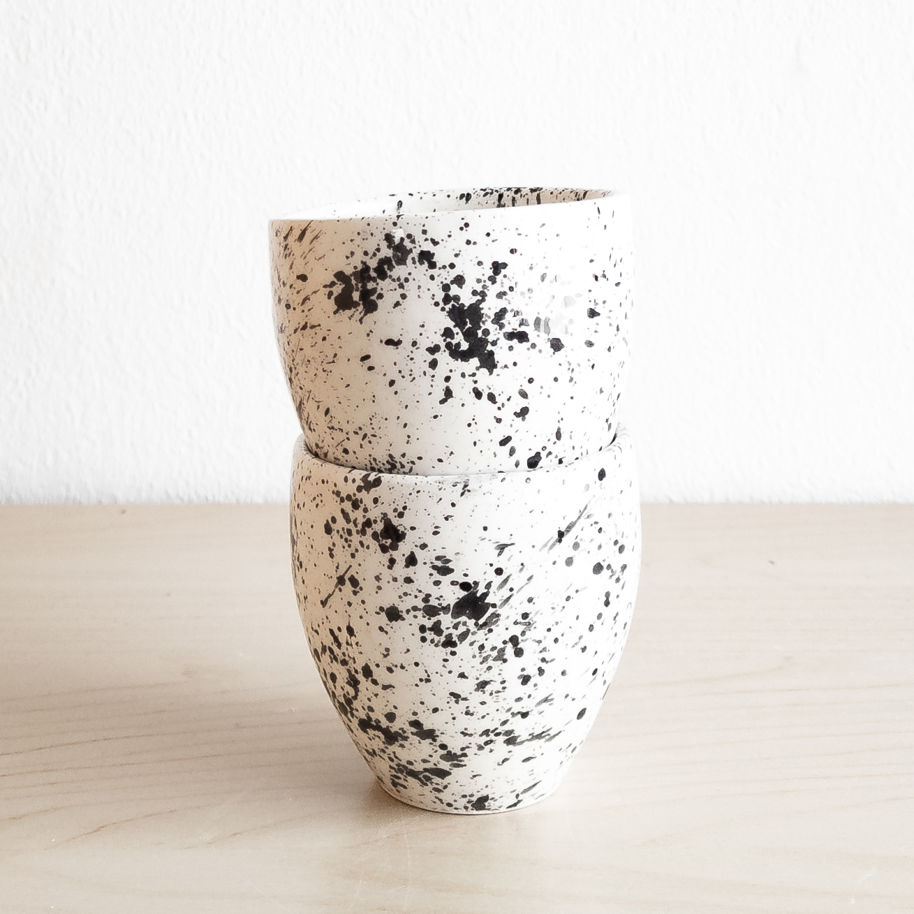 Tassen im 2er Set schwarz-weiß gesprenkelt (4) Tassen im 2er Set schwarz-weiß gesprenkelt (1)