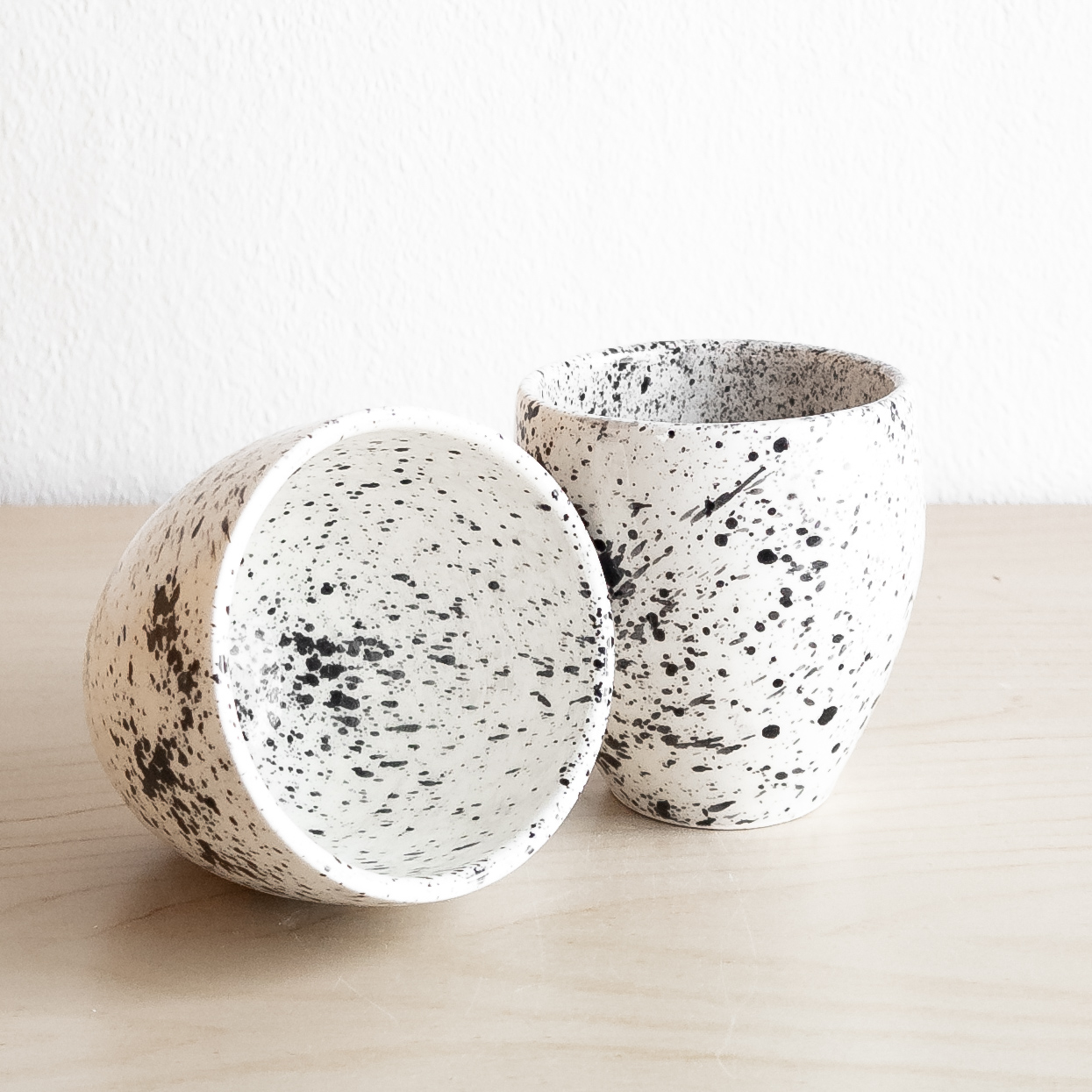 Tassen im 2er Set schwarz-weiß gesprenkelt (5) Tassen im 2er Set schwarz-weiß gesprenkelt (1)