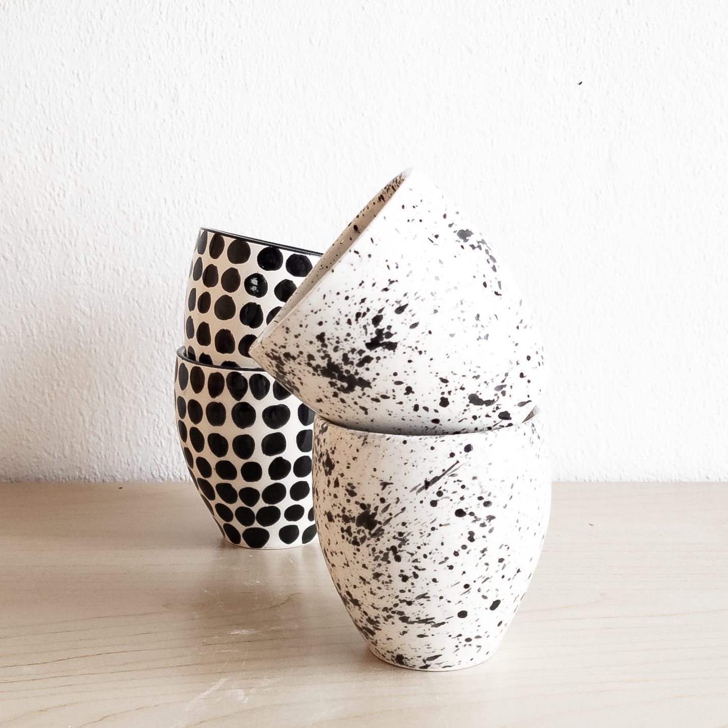 Tassen im 2er Set schwarz-weiß gesprenkelt (6) Tassen im 2er Set schwarz-weiß gesprenkelt (1)