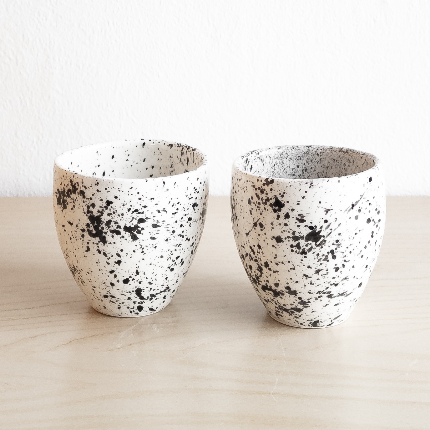Tassen im 2er Set schwarz-weiß gesprenkelt (7) Tassen im 2er Set schwarz-weiß gesprenkelt (1)