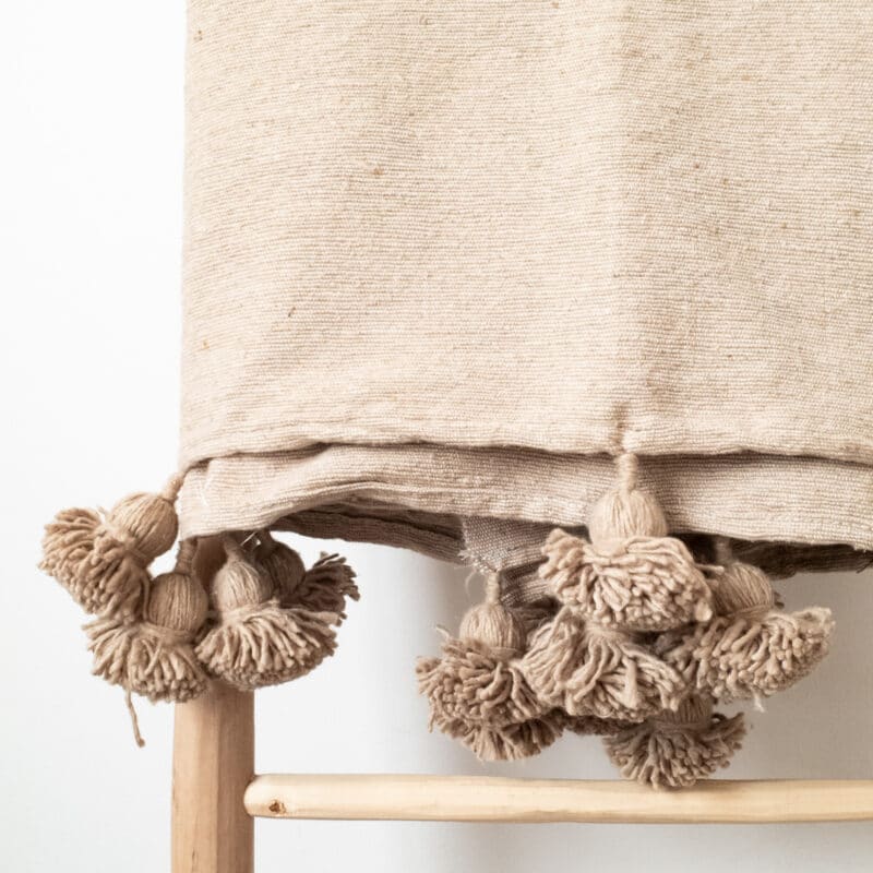 Hellbraune Pompom Tagesdecke CAMEL