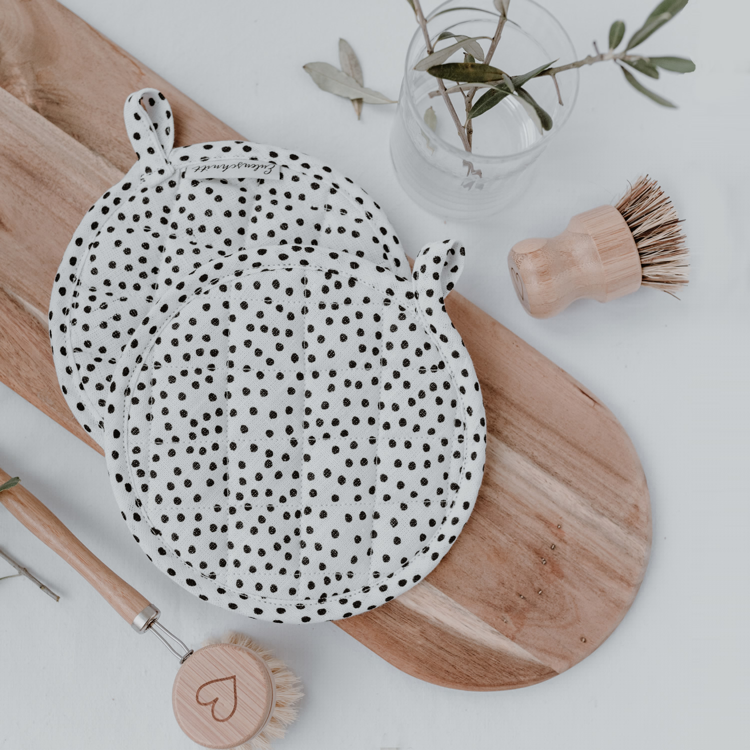 Eulenschnitt - Topflappen mit Punkten 2er-Set aus Leinen Eulenschnitt - Topflappen mit Punkten 2er-Set aus Leinen