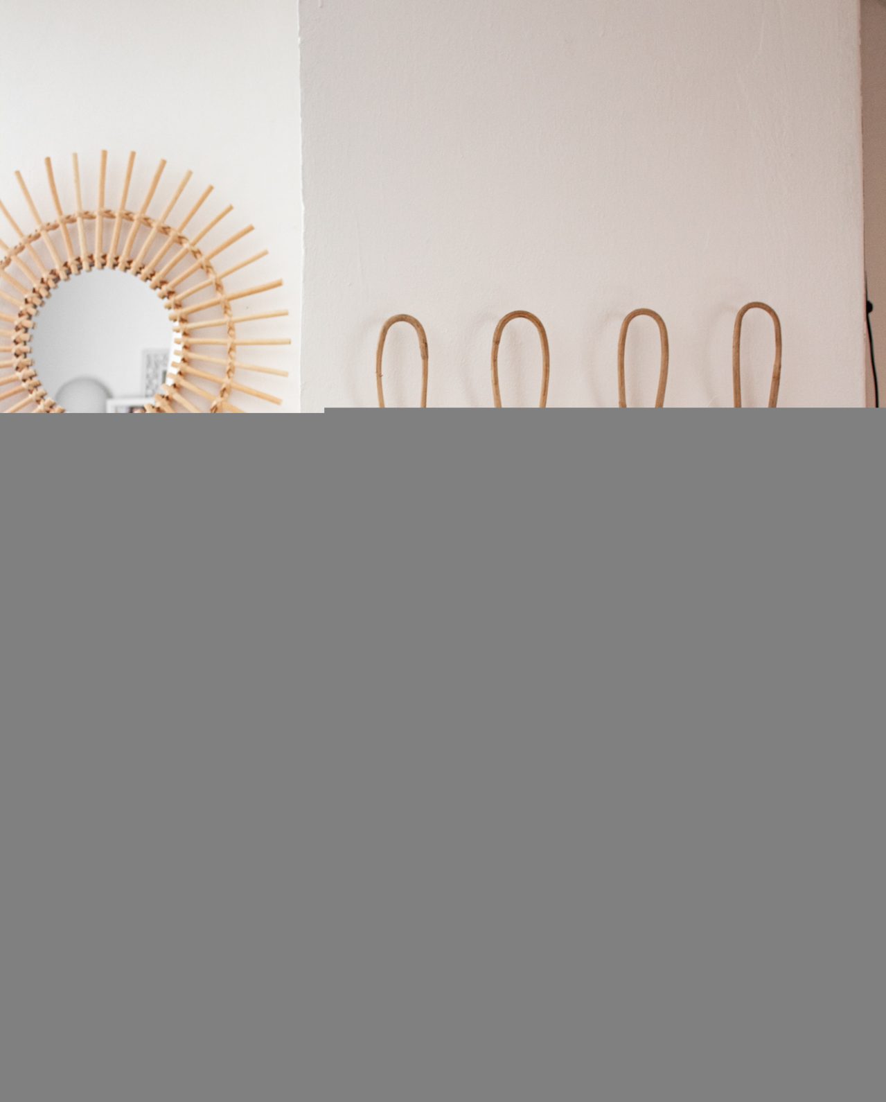 Rattanspiegel und -garderobe als Wanddeko